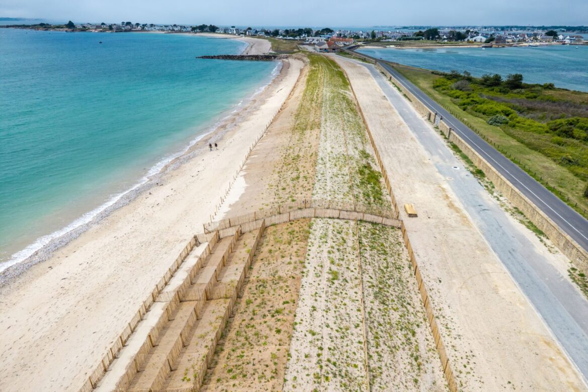 À Gâvres, la dune de la Pyrotechnie a retrouvé son rôle de protection naturelle du littoral. Un chantier porté par l’État, la Région Bretagne, Lorient Agglo & la commune de Gâvres Un exemple de SFN visant à restaurer l’évolution naturelle du littoral & mieux répondre aux risques de submersion marine. © photo : Lorient agglomération