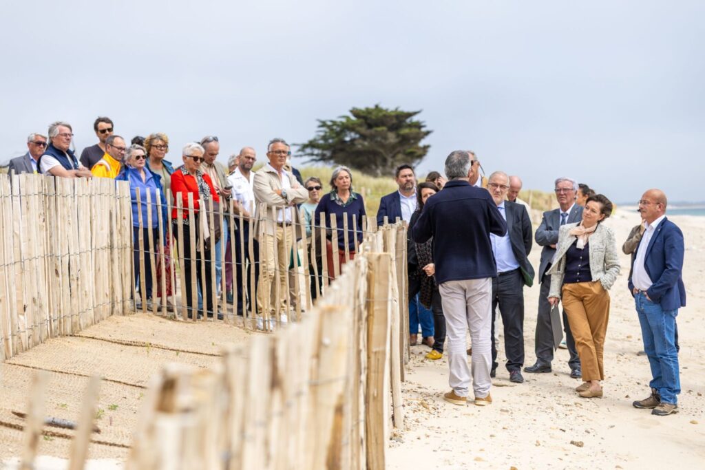 Visite de la dune de la Pyrotechnie à Gâvres. Un exemple de solution fondée sur la nature s'appuyant sur la fonction de rempart naturel des dunes. Ce chantier sera exposé lors des ateliers de Rivages de France : un retour d'expérience unique pour les membres du réseau !© photo : Lorient agglomération
