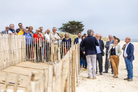 Visite de la dune de la Pyrotechnie à Gâvres. Un exemple de solution fondée sur la nature s'appuyant sur la fonction de rempart naturel des dunes. Ce chantier sera exposé lors des ateliers de Rivages de France : un retour d'expérience unique pour les membres du réseau !© photo : Lorient agglomération
